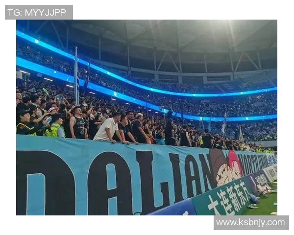 大连足球比赛热潮再起球迷齐聚为家乡球队呐喊助威